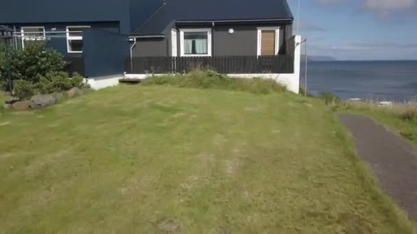 Casas Coloridas Zona Costeira Das Ilhas Faroé Drone Passa — Vídeo de Stock