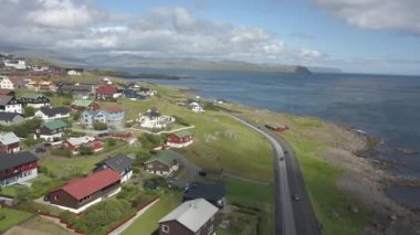 Faroe Adaları sahil şeridi şehir panoraması alçak binalar insansız hava aracı tarafından filme alındı