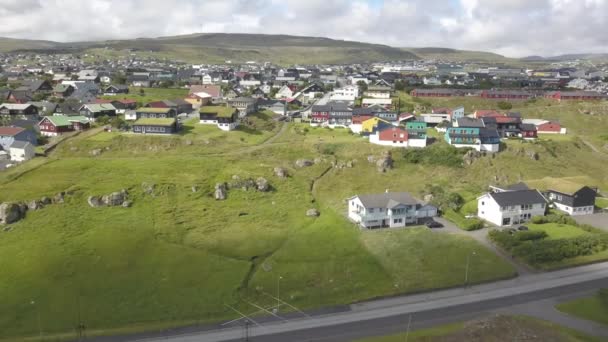 Panorama Ville Côtière Des Îles Féroé Avec Des Bâtiments Faible — Video