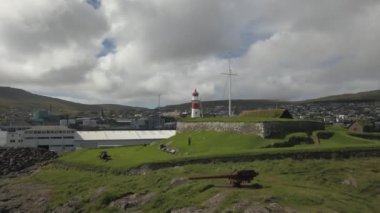 Faroe Adaları 'ndaki deniz feneri ve eski kıyı tahkimatları. İnsansız hava aracı.