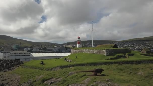 Faro Vecchie Fortificazioni Costiere Con Artiglieria Sulle Isole Faroe Aerea — Video Stock