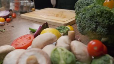 Profesyonel şef kızartılması için beyaz balık bifteği hazırlıyor. Ağır çekimde kapat.