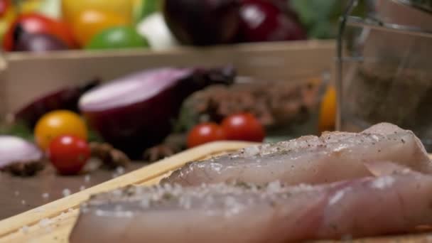 Chef Profissional Prepara Bife Peixe Branco Para Fritar Fechar Câmera — Vídeo de Stock