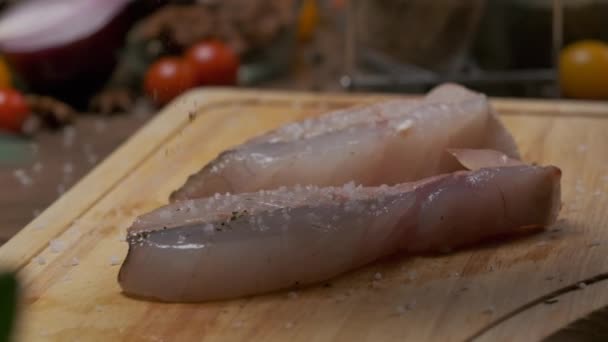 Chef Profissional Salgando Bife Peixe Branco Câmara Lenta Fechar — Vídeo de Stock