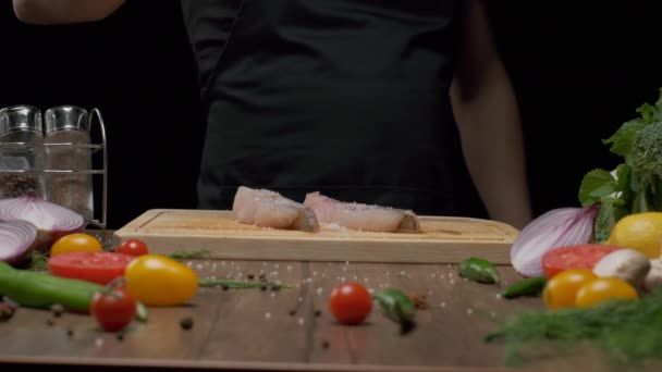 Profikoch Salzt Weißfischsteak Zeitlupe Aus Nächster Nähe — Stockvideo