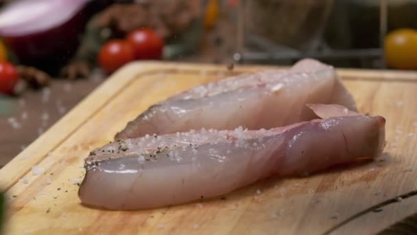 专业厨师用胡椒粉洒白鱼牛排 闭合慢动作 — 图库视频影像
