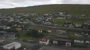 Faroe Adaları 'nın rıhtımlarında bir okyanus gemisi. Hava bulutlu. İnsansız hava aracı.