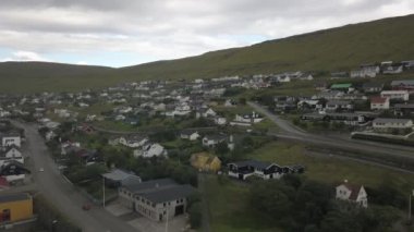 Faroe Adaları 'nın rıhtımlarında bir okyanus gemisi. Hava bulutlu. İnsansız hava aracı.
