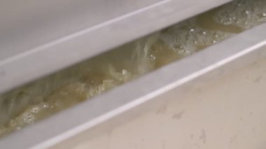 Taze sıkılmış üzüm suyu basından fışkırıyor. Yavaş çekim