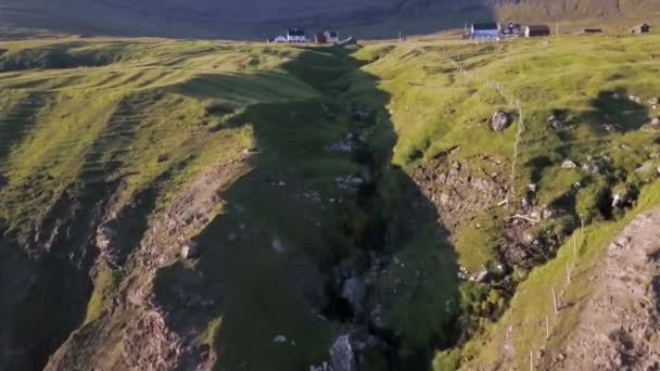 Fattorie Sulle Isole Faroe Zona Litoranea Verdi Colline Aerea Drone — Video Stock
