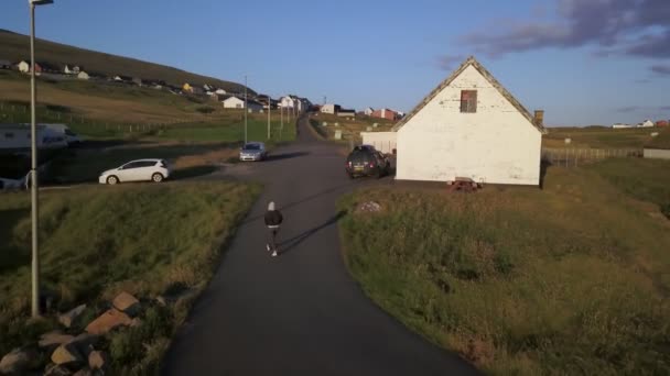 Kamerası Küçük Sahil Kasabasında Yürüyen Kızı Takip Ediyor Hava Görünümü — Stok video