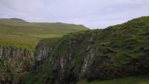 Falésias Verdes Das Ilhas Faroé Tempo Nublado Vista Aérea Drone — Vídeo de Stock