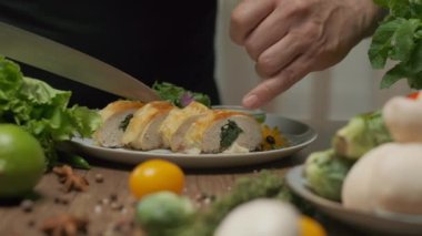 Şef, tavuklu dürüm ve ıspanak servis ediyor. Yavaş çekim
