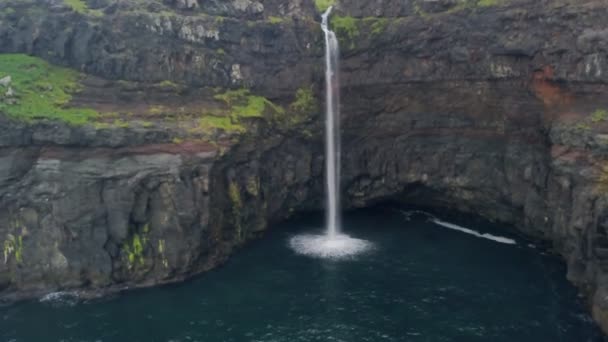 Faroe Adaları Nın Yeşil Uçurumlarından Denize Küçük Şelale Düşüyor Nsansız — Stok video
