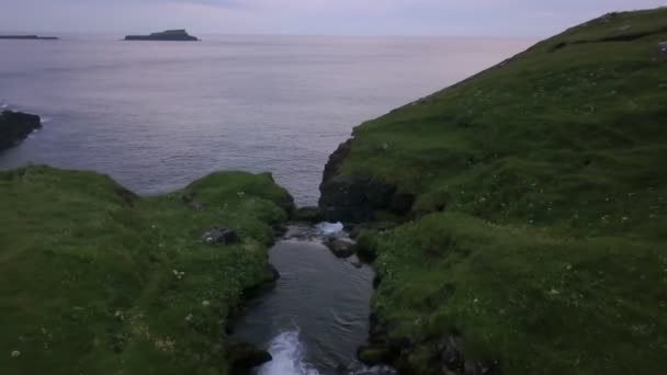 Маленький Водоспад Падає Море Зелених Скель Фарерських Островів Аеростат — стокове відео