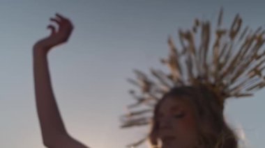 Sonbahar kıyafetli genç bir kadın model dağlarda günbatımına karşı poz veriyor. Yavaş Hareket, Kapat.