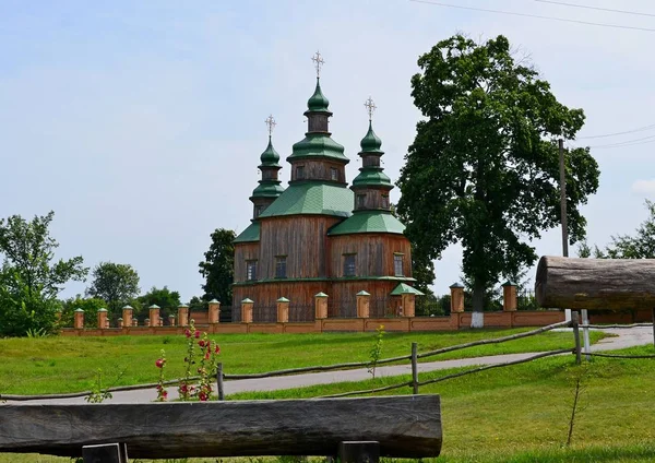Iglesia Ortodoxa Rural Madera Con Cúpulas Verdes — Foto de Stock