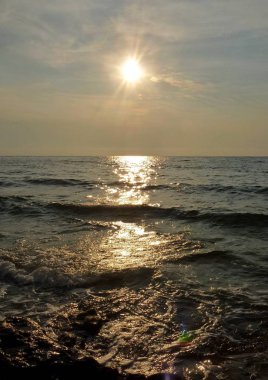 Deniz, Güneş, yaz tatili bulutlarda gün batımında