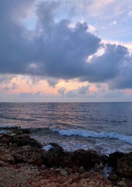 Deniz, Güneş, yaz tatili bulutlarda gün batımında