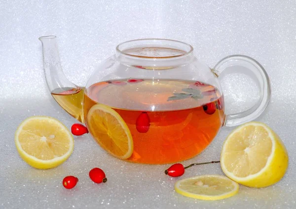 Гарячий Чай Лимоном Скляному Чайнику Поруч Шипшина Лимонні Скибочки — стокове фото