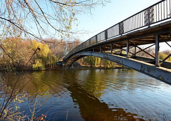 Bogenbrücke Über Den Fluss Spiegelung Der Brücke Wasser — Stockfoto