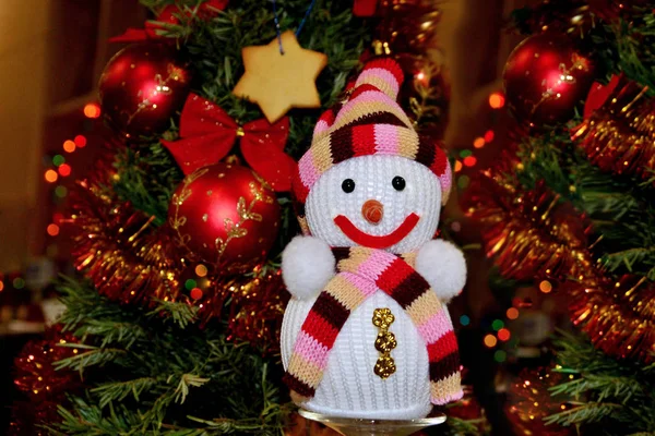 Χριστουγεννιάτικο Δέντρο Διακοσμημένο Κόκκινες Μπάλες Παραδοσιακά Μπισκότα Τζίντζερ Παιχνίδι Χιονάνθρωπος — Φωτογραφία Αρχείου
