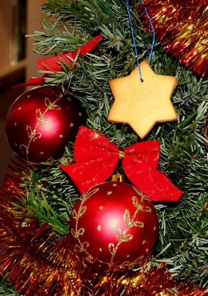 Christmas Tree Decorated Red Balls Traditional Ginger Biscuits Shiny Tinsel — Stock Photo, Image