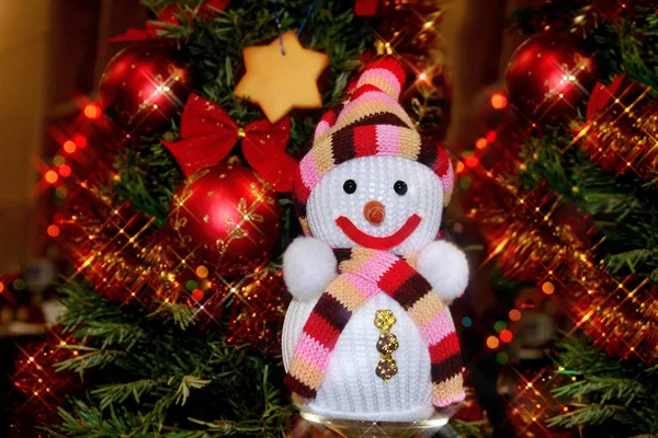 赤のボール 伝統的なジンジャー ビスケット グッズ雪だるま 光沢のある見掛け倒しで飾られたクリスマス ツリー — ストック写真