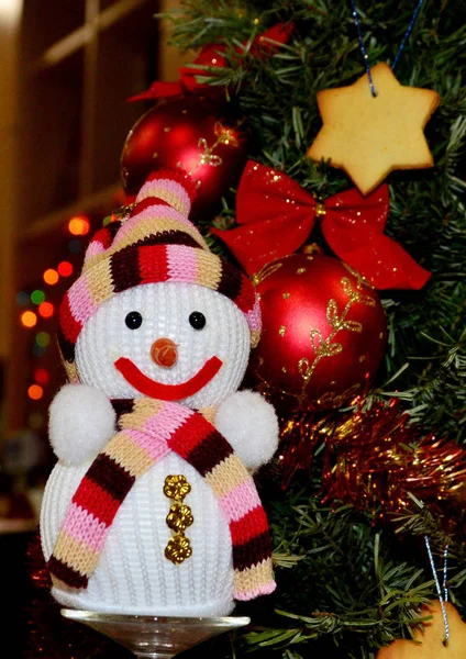 Χριστουγεννιάτικο Δέντρο Διακοσμημένο Κόκκινες Μπάλες Παραδοσιακά Μπισκότα Τζίντζερ Παιχνίδι Χιονάνθρωπος — Φωτογραφία Αρχείου