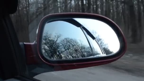 Grabación Vídeo Espejo Retrovisor Coche Movimiento Principios Primavera Paisaje Primavera — Vídeo de stock