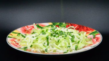 Lahana ve taze yeşil soğan pişirme Video