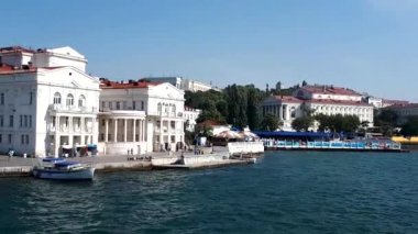 Hareket eden bir tekneden Sivastopol Primorsky Bulvarı'na bakan video, Karadeniz