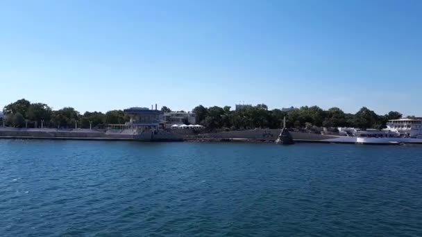 从一艘移动的小船俯瞰塞瓦斯托波尔的普里莫尔斯基大道的视频 — 图库视频影像