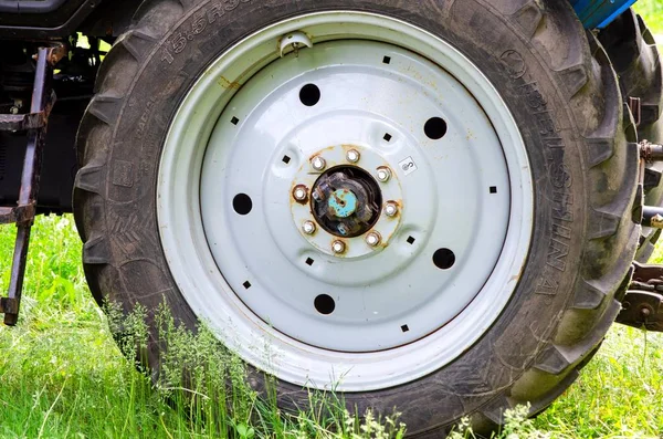 Uzavřete Vlečný Kotouč Vlečný Traktor Vysekne Trávu — Stock fotografie