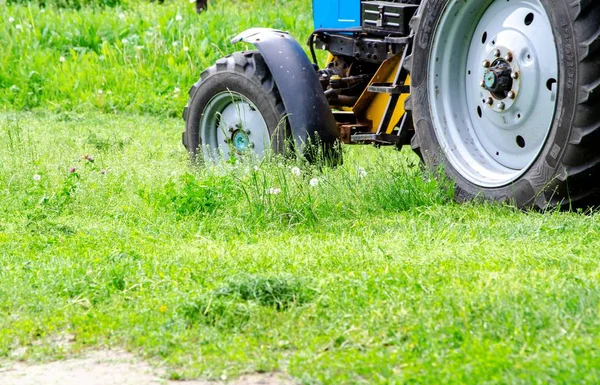 Traktor Sténá Trávu Trávníku Obytném Prostoru — Stock fotografie