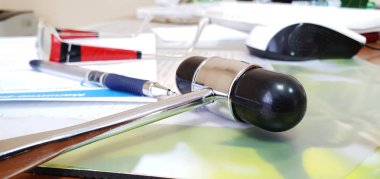 Nörolojik çekiç, kalem, gözlük ve randevu doktor masada