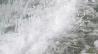 Düşen su bir yaz güneşli günde dalgalar oluşturarak birçok sıçramaları içine tatili