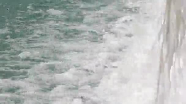 落水破碎成许多飞溅 在夏天的晴天产生波浪 — 图库视频影像