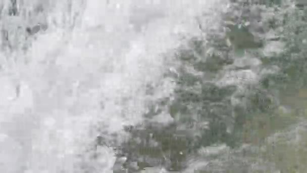 落水破碎成许多飞溅 在夏天的晴天产生波浪 — 图库视频影像
