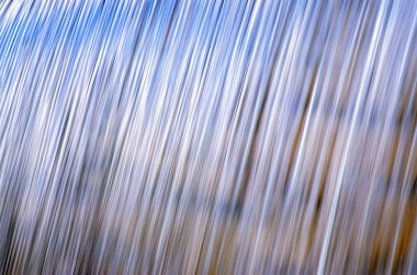 Şelalede düşen su akar yaratıcı bir soyut geri formu