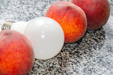 Aynı olgun şeftali bir satır ampul ayakta, 