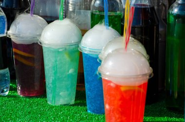 Parkta tatilde satılan karbondioksitli veya kuru buzlu olağandışı çok renkli kokteyller.