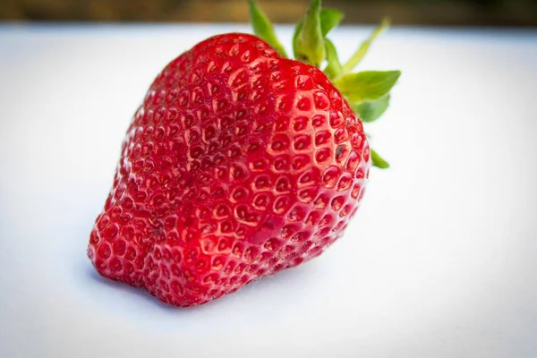多汁的草莓，新鲜浆果 — 图库照片