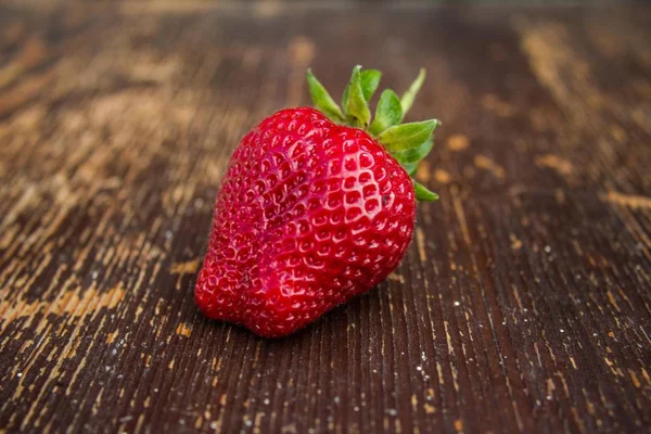 Saftige Erdbeeren, frische Beeren — Stockfoto
