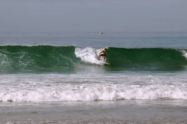 Surfista Rueda Sobre Una Tabla Surf Sobre Una Ola Océano — Foto de Stock