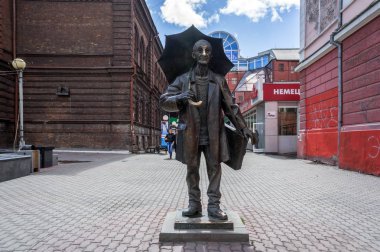 Krasnoyarsk, Rf - 26 Nisan 2016: Anıt bir şehir manzarası çerçevede bir sanatçı Andrei Pozdeev. Görme merkezi, Krasnoyarsk içinde Krasnoyarsk Bölgesi, Rusya bulunur.