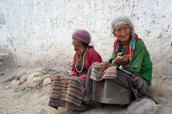 Tsarang Nepal August 2014 Two Very Old Grandmother Traditional Costumes — Stock Photo, Image