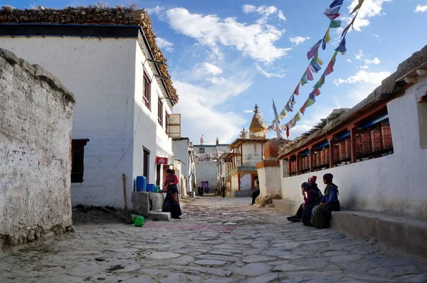 Lo Manthang / Nepal - 23 Ağustos 2014: gün Lo Manthang köyü sokaklarda yerel sakinleri kendi işlerine nişanlı. Kapalı bölge üst Mustang için trekking. Nepal.