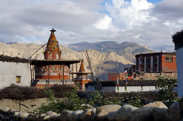 Renkli chorten ve Tsarang köyü Budist manastırda görünümünü. Kapalı bölge üst Mustang için trekking. Nepal.