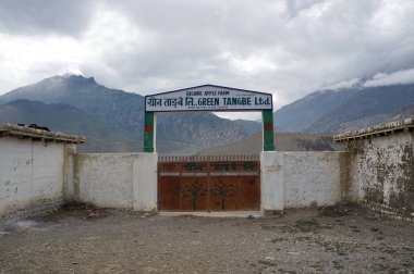 Tangbe, üst Mustang / Nepal - 21 Ağustos 2014: Gates köyü Nepal Krallığı Mustang yoluyla seyahat ederken Tangbe (3000 m) organik elma çiftliğinde.